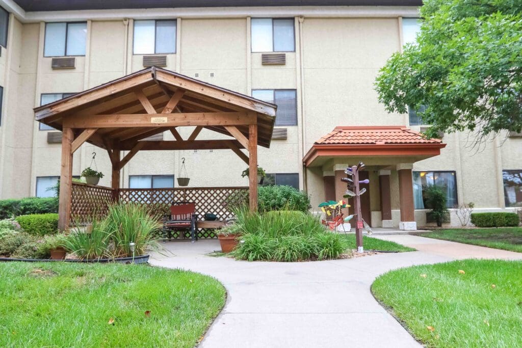 Exterior image of Inspirations of Bartlesville's outdoor courtyard.