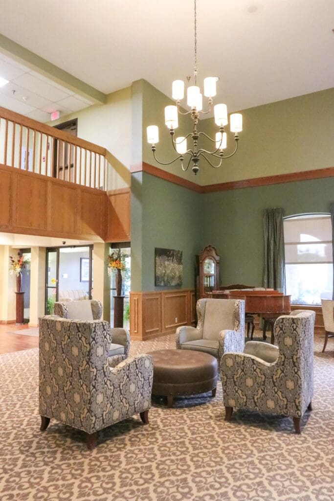 Common area at Inspirations of Bartlesville with vaulted ceilings, chandelier, and comfortable seating.